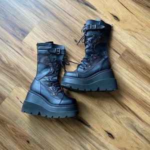 Platform Demonia High Rise Shaker Boots